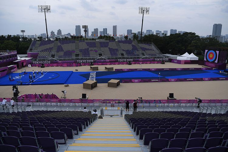 Suasana pertandingan panahan Olimpiade Tokyo 2020 yang digelar tanpa penonton di Yumenoshima Park Archery Field, Tokyo, Jepang, Senin (26/7/2021). Penyelenggaraan Olimpiade yang diselenggarakan tanpa penonton dari kalangan umum tersebut merupakan keputusan di tengah kondisi darurat Covid-19 yang sedang diberlakukan di Ibu Kota Jepang.