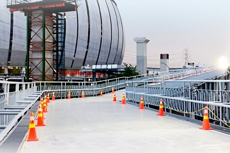 Kementerian PUPR telah menyelesaikan pembangunan jembatan penyeberangan orang (JPO) Jakarta International Stadium (JIS) di Tanjung Priok, Jakarta Utara.