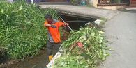 Dikira Petugas Kebersihan, Dede Sukria Justru Jadi Penjaga Selokan Secara Sukarela di Bogor