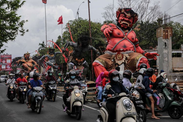 Umat Hindu mengarak ogoh-ogoh di Bali, Rabu (6/3/2019). Pawai Ogoh-ogoh dilaksanakan dalam rangkaian perayaan Nyepi Tahun Baru Caka 1941 yang jatuh pada tanggal 7 maret 2019.