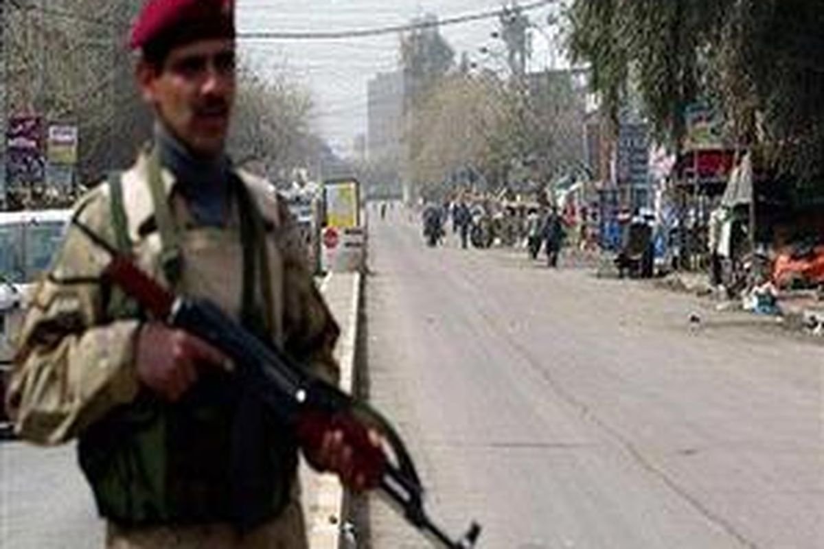 Tentara Irak berjaga-jaga di sepanjang jalan menuju Karbala