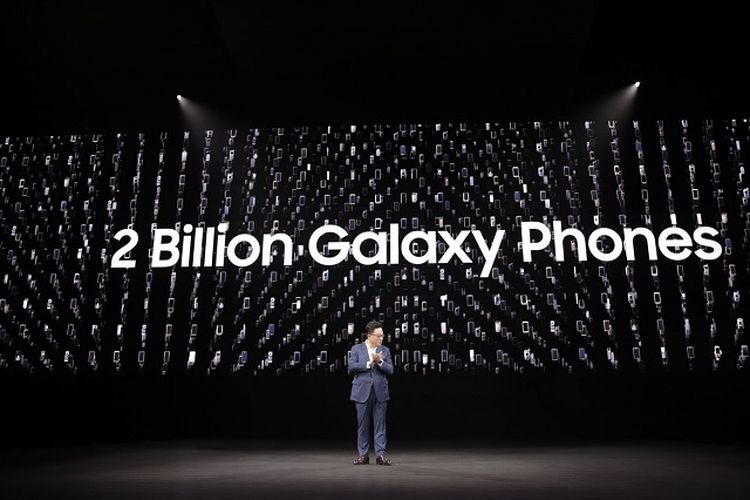 DJ Koh saat memaparkan penjualan Samsung Galaxy