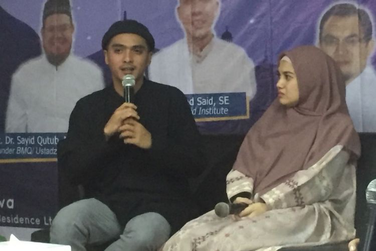 Ricky Harun dan istrinya, Herfiza, usai menghadiri sebuah acara di Masjid At Taqwa, Apartemen Thamrin, Jakarta Pusat, Minggu (20/5/2018) malam.