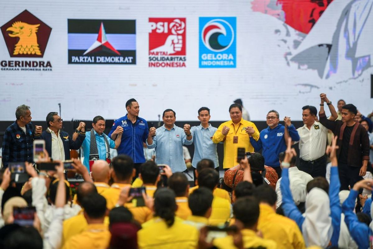 Bakal calon presiden Prabowo Subianto (kelima kiri) dan bakal calon wakil presiden Gibran Rakabuming Raka (kelima kiri) bergandengan tangan dengan sejumlah ketua umum parpol Koalisi Indonesia Maju (kiri ke kanan) Ketua Umum Partai Prima Agus Jabo Priyono, Ketua Umum Partai Garuda Ahmad Ridha Sabana, Ketua Umum Partai Gelora Anis Matta, Ketua Umum Partai Demokrat Agus Harimurti Yudhoyono, Ketua Umum Golkar Airlangga Hartarto, Ketua Umum PAN Zulkifli Hasan, Ketua Umum PBB Yusril Ihza Mahendra, dan Ketua Umum PSI Kaesang Pangarep saat deklarasi sebagai capres dan cawapres sebelum melakukan pendaftaran menuju Gedung KPU di Indonesia Arena, Jakarta, Rabu (25/10/2023). ANTARA FOTO/Galih Pradipta/wpa/tom.