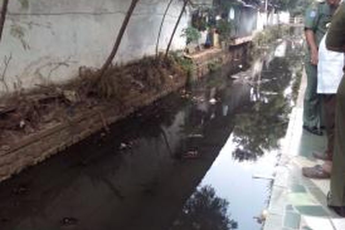 Saluran air di Perumahan Persada Kencana, Bekasi, yang diduga menjadi penyebab banjir di perumahan itu.