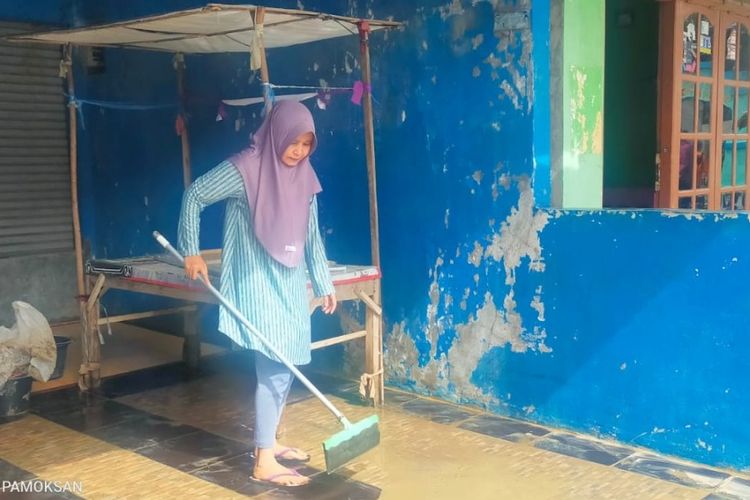 Warga di Kecamatan Ketanggungan, Brebes, Jawa Tengah mulai melakukan bersih-besih Jumat (5/1/2024) pagi setelah semalaman terendam banjir akibat sungai meluap. (Dok. SAR Brebes)