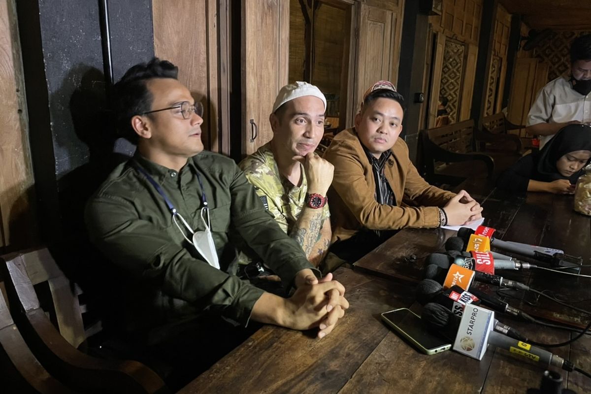 Gary Iskak dan kuasa hukumnya dalam jumpa pers di kawasan Pesanggrahan, Jakarta Selatan, Selasa (31/5/2022).