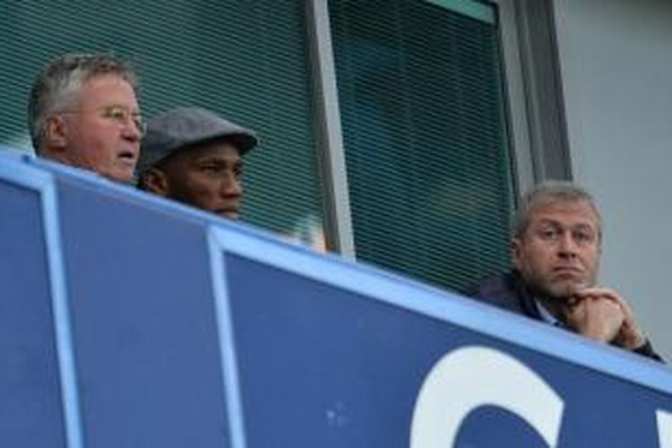 Guus Hiddink, Didier Drogba, dan Roman Abramovich menyaksikan laga Chelsea vs Sunderland di Stamford Bridge, Sabtu (19/12/2015). 