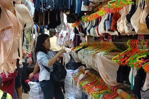 Berburu Bra Bekas Impor di Pasar Senen, Ritual Thrifting Ibu-ibu yang Tak Pernah Sepi