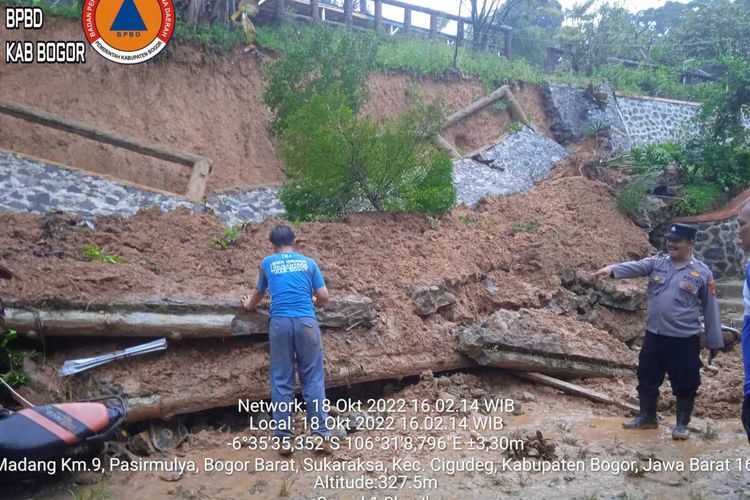 Tembok penahan tanah atau TPT setinggi 6 meter ambruk menimpa bangunan sekolah SMAN 1 Sukajaya Desa Sukajaya, Kecamatan Sukajaya, Kabupaten Bogor, Jawa Barat, Selasa (18/10/2022) pukul 16.00 WIB.