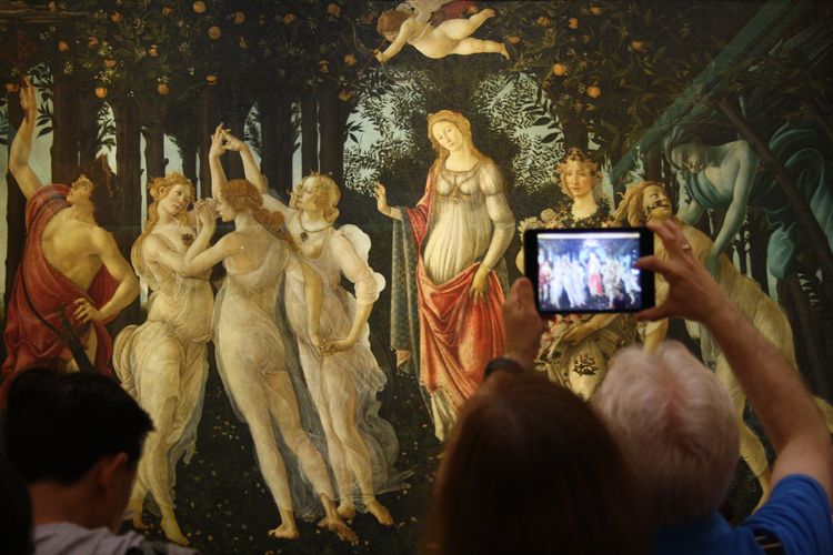 Pengunjung tengah mengambil foto lukisan Primavera karya Botticelli di Uffizi Gallery, Florence, Italia. 