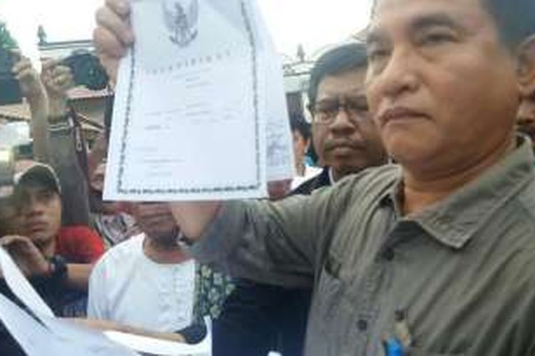 Yusril Ihza Mahendra saat menunjukkan salah satu sertifikat yang dimiliki oleh warga Luar Batang di Masjid Luar Batang, Jakarta, Rabu (6/5/2016). 