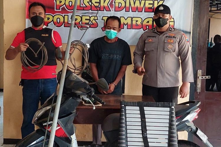Pelaku pencurian kabel PLN diringkus polisi dan diamankan di Mapolsek Diwek, Kabupaten Jombang, Jawa Timur.