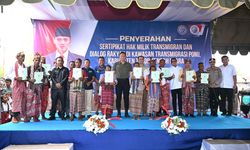 Setelah 25 Tahun Menunggu, Transmigran Ponu di NTT Terima SHM dari Kementrans