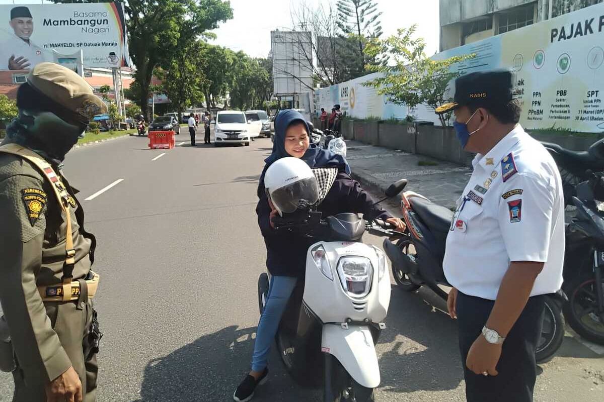 Hari pertama PSBB di Padang, Sumatera Barat didominasi pelanggaran pengendara yang tidak pakai masker, Rabu (22/4/2020)