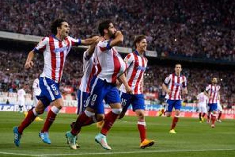 Para pemain Atletico Madrid merayakan gol ke gawang Sevilla pada laga Primera Division di Stadion Vicente Calderon, Madrid, Sabtu (27/9/2014).