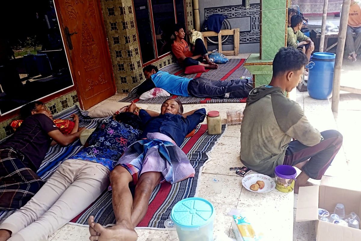 Nelayan asal Tuban dievakuasi di rumah warga di Desa Banyusangkah, Kecamatan Tanjung Bumi, Bangkalan.