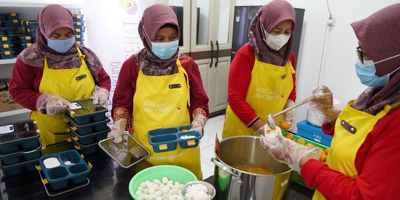 Kelompok kader sedang mengelola dapur bersama dalam program DASHAT yang diinisiasi Nestlé Indonesia bersama dengan BKKBN di Karawang, Jawa Barat.