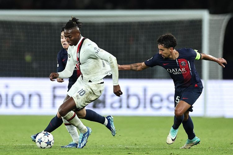 Rafael Leao berebut bola dengan Lee Kang-in dan Marquinhos dalam pertandingan PSG vs Milan pada fase Grup F Liga Champions 2023-2024 di Stadion Parc des Princes, Paris, Perancis, Kamis (26/10/2023) dini hari WIB. (Photo by FRANCK FIFE / AFP)