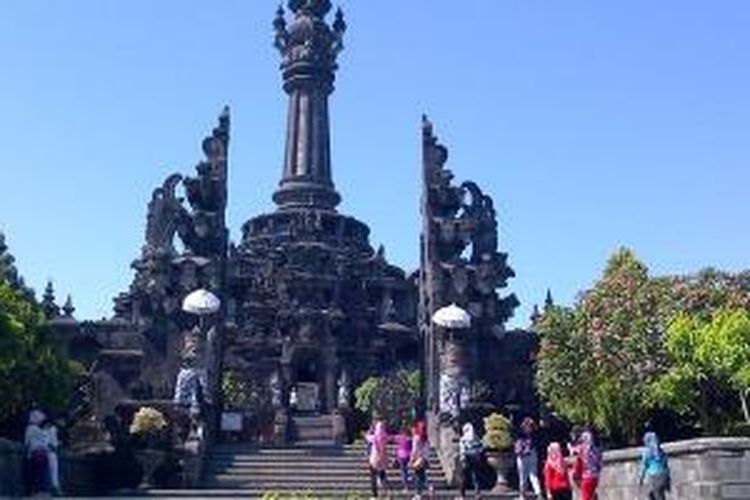 Monumen Perjuangan Rakyat Bali berada di Jalan Raya Puputan Niti Mandala, Denpasar, Bali.