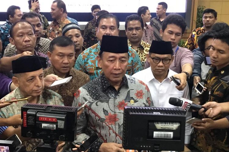 Menteri Koordinator Politik, Hukum, dan Keamanan (Menko Polhukam) Wiranto melakukan dialog kebangsaan dengan petinggi organisasi masyarakat (ormas) Islam, di Kantor Kemenko Polhukam, Jakarta Pusat, Jumat (9/11/2018).   