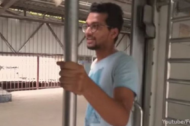 Dalam potongan video, terlihat seorang pria berdiri di depan pintu kereta Mumbai, India, sebelum keluar dan melakukan Kiki Challenge. Demam Kiki Challenge membuat banyak negara mengeluarkan peringatan. Termasuk India.