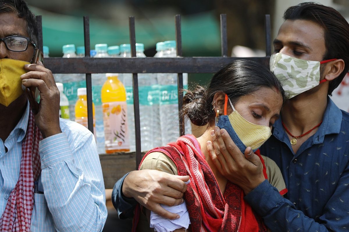 Kerabat pasien meninggal Covid-19 tak kuasa menahan kesedihannya di luar rumah sakit Lok Nayak Jaiprakash Narayan, New Delhi, India, pada Rabu (21/4/2021). India mencatatkan penambahan kasus harian tertinggi yaitu 314.000 pada Kamis (22/4/2021).