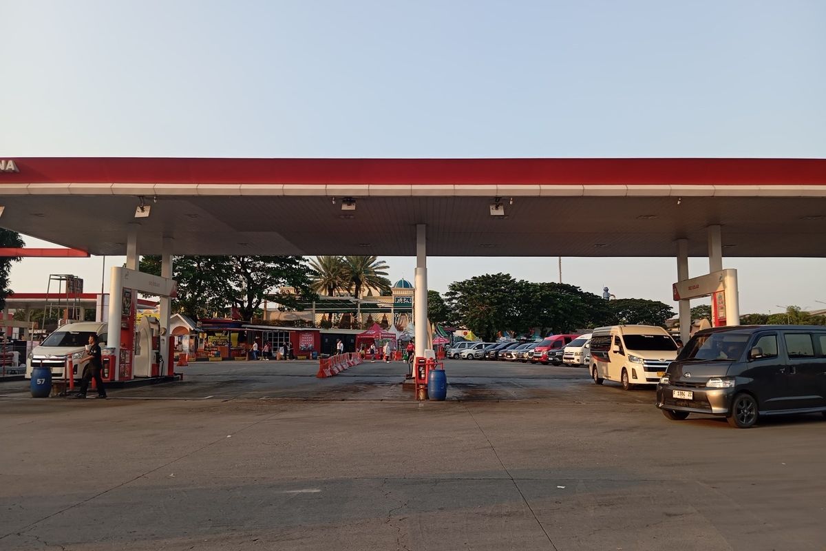 Rest Area KM 57 Overload, Pemudik Terpaksa Istirahat di Bahu Jalan Tol Jakarta-Cikampek