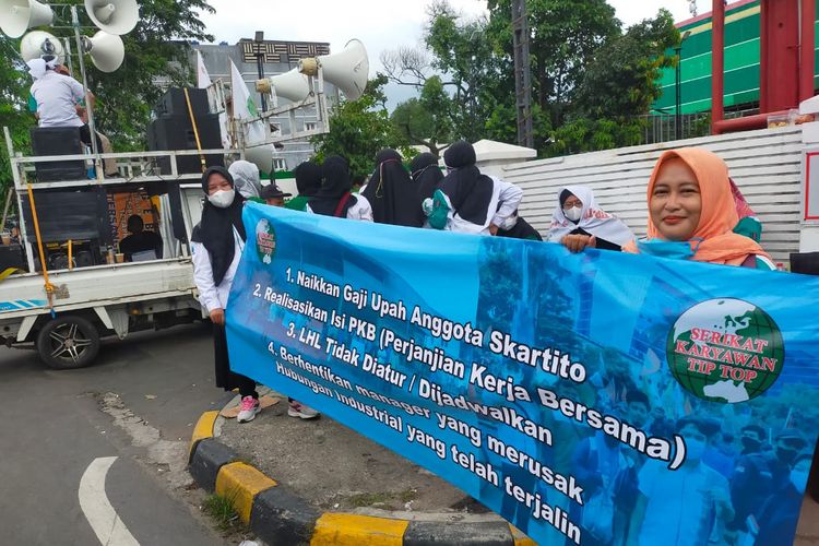 Para karyawan Tip Top yang tergabung dalam Serikat Pekerja Tip Top (SKARTITO) berunjuk rasa di Tip Top Supermarket Pondok Bambu, Jakarta Timur, menuntut kenaikan upah dan kebijakan lembur, Rabu (25/5/2022).