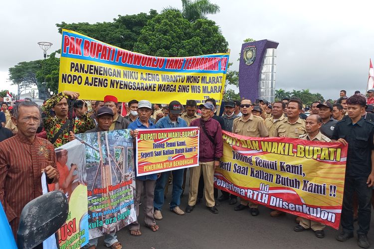 Ribuan perangkat dan kepala desa yang tergabung dalam organisasi Polosoro (paguyuban kepala desa Purworejo), PPDI (Persatuan Perangkat Desa Indonesia) dan forum BPD se Purworejo mendatangi kantor Bupati guna menuntut pencairan bantuan Rumah Tidak Layak Huni (RTLH) pada Senin (28/11/2022) 