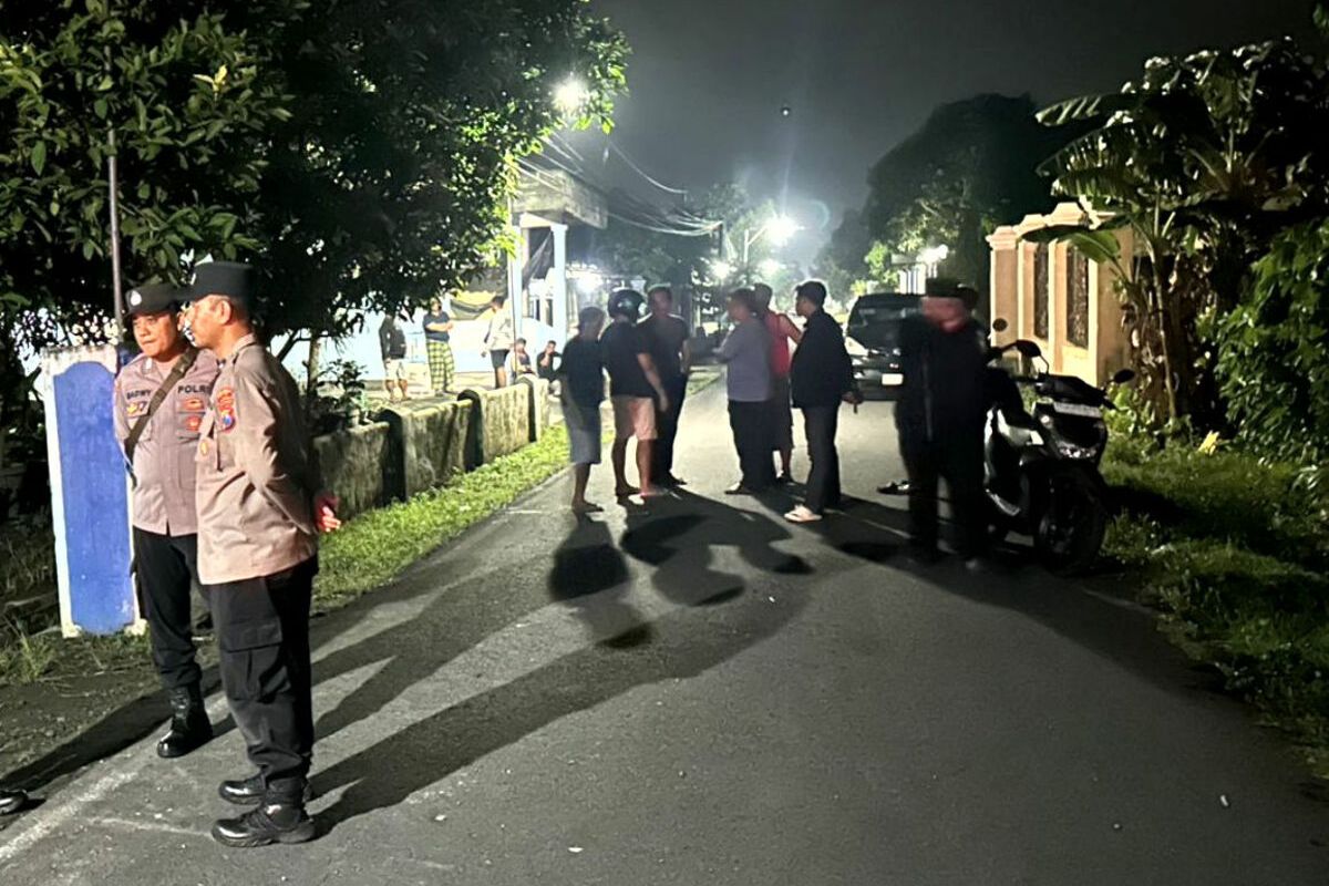 Polisi melakukan olah TKP di lokasi kecelakaan di Jalan Umum Kelurahan Kalipang, Kecamatan Sutojayan, Kabupaten Blitar, Minggu (9/2/2025) malam