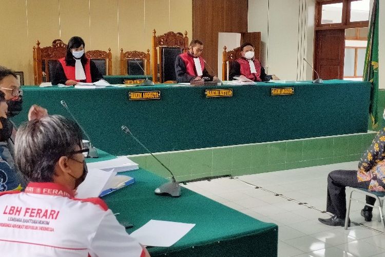 Ketua DPRD Kota Tegal Kusnendro hadir sebagai saksi dalam persidangan perkara perbuatan melawan hukum yang dilayangkan warga korban penggusuran terhadap PT. KAI dan Wali Kota Tegal di Pengadilan Negeri Tegal, Rabu (23/6/2021)