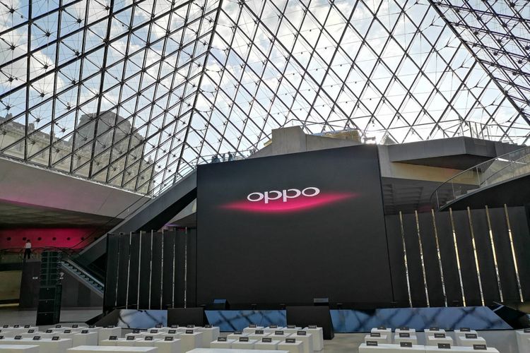 Panggung peluncuran Oppo Find X di museum Louvre, Paris.