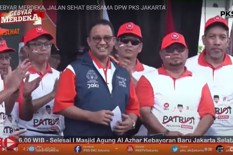 Gubernur DKI Jakarta Anies Baswedan menghadiri acara jalan sehat bersama DPW PKS DKI Jakarta di Kebayoran Baru, Jakarta Selatan, Minggu (21/8/2022).