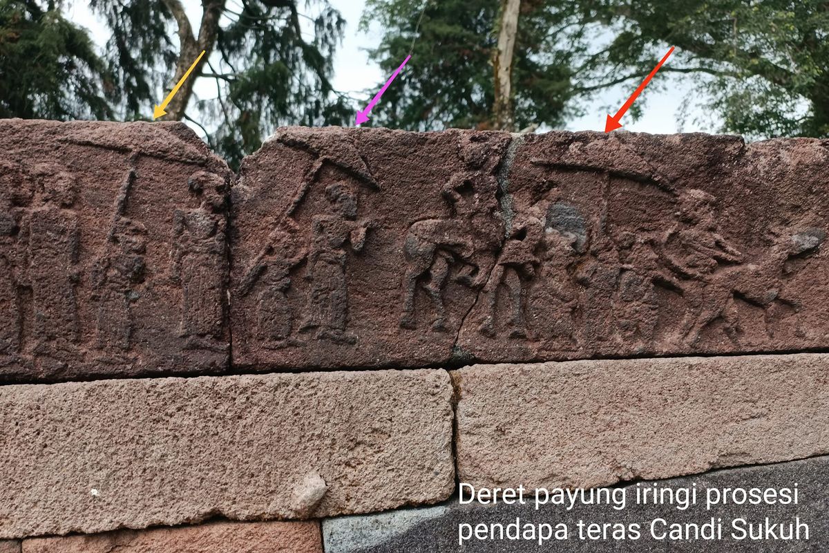 Pahatan payung pada relief Candi Sukuh, Karanganyar, Solo