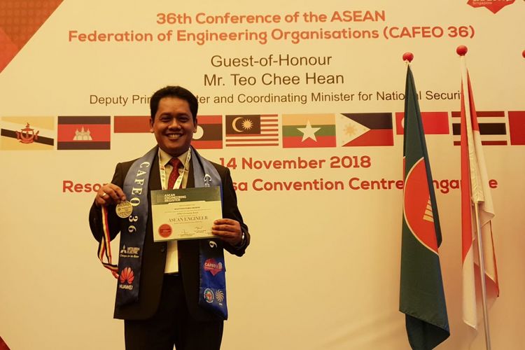 Rektor Universitas Tarumanagara (Untar) Prof. Agustinus Purna Irawan menerima sertifikat dan medali ASEAN Engineer yang diberikan oleh The ASEAN Federation of Engineering Organisations (AFEO).
