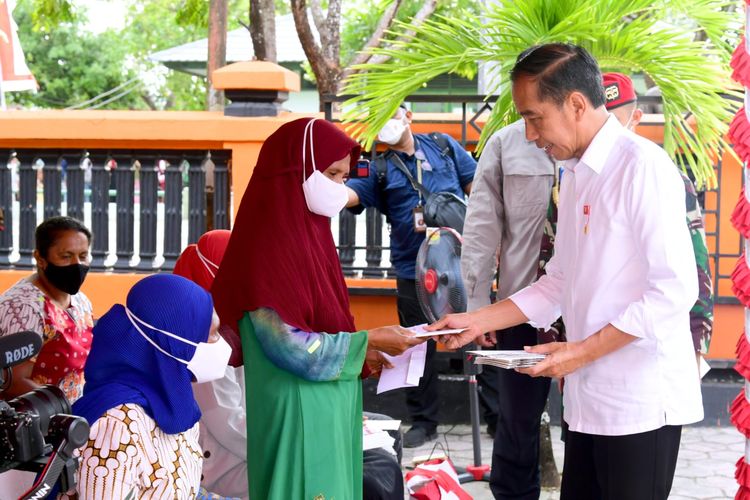 Presiden Joko Widodo membagikan sejumlah bantuan sosial kepada para penerima manfaat di Kantor Pos Tual, Maluku Tenggara, Rabu (14/9/2022).