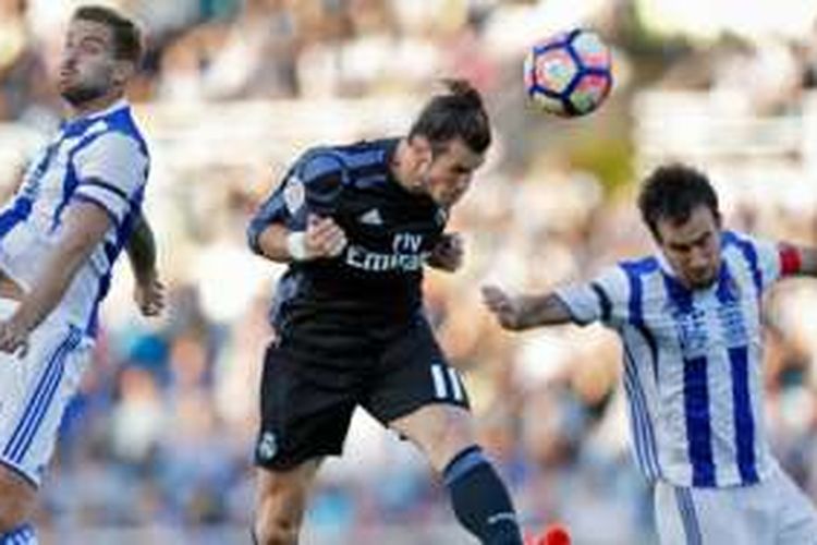 Gareth Bale mencetak gol tandukan untuk Real Madrid saat melawan Real Sociedad pada partai La Liga di Stadion Anoeta, Minggu (21/8/2016).