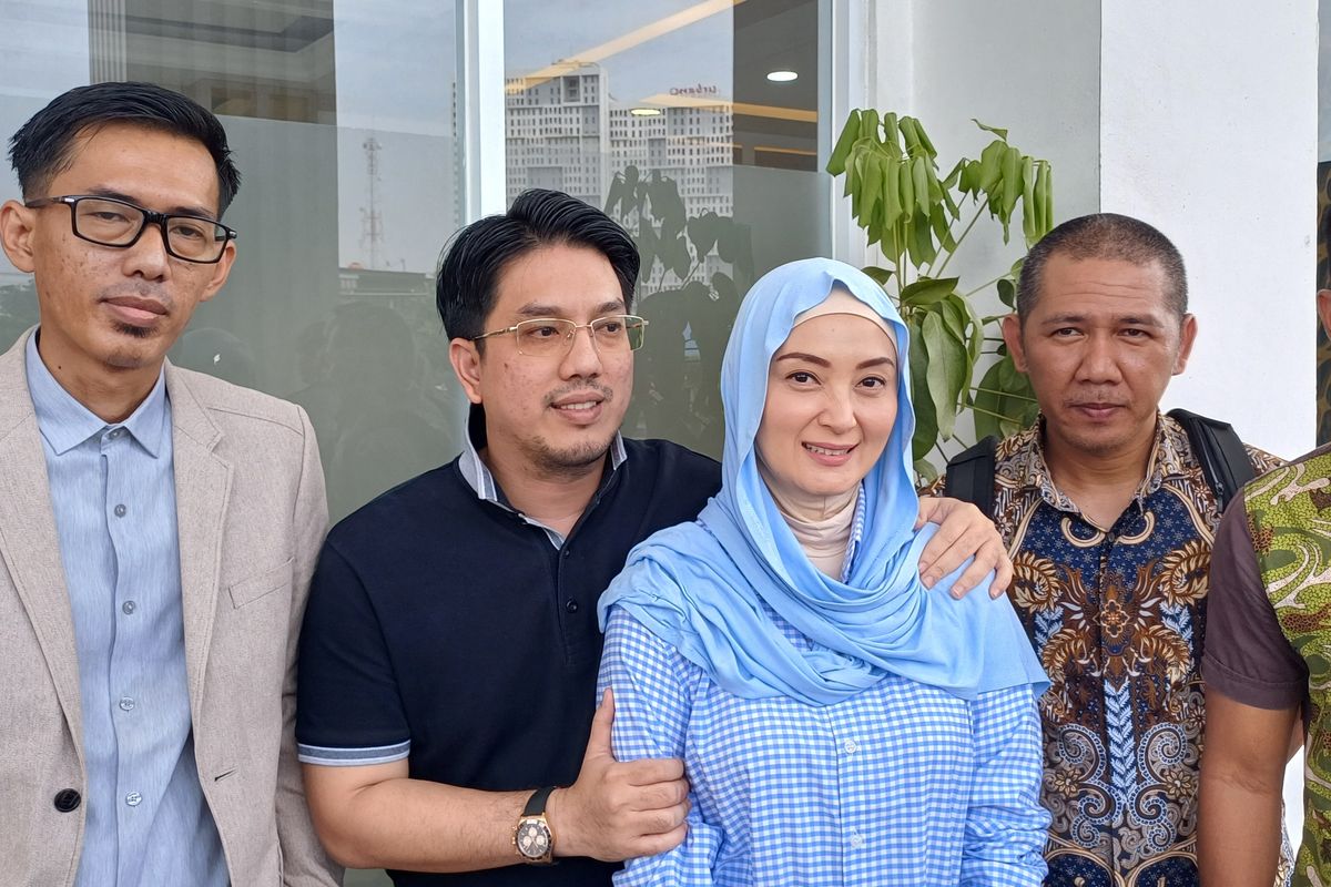 Della Puspita dan Arman Wosi di PN Bekasi, Senin (19/5/2025).