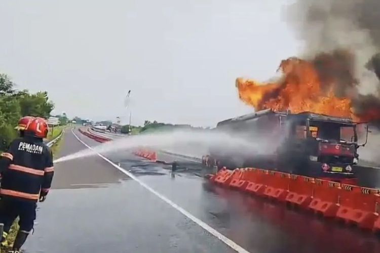 Truk Tangki Angkut 25.000 Liter BBM Terbakar di Tol Cisumdawu, Kerugian Capai Rp 3,2 M