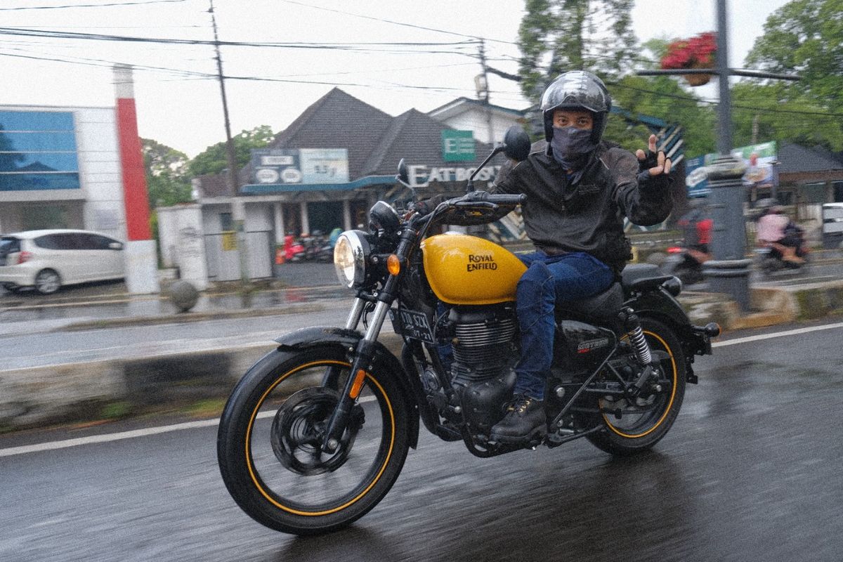 Bisma Karisma mantan personel Sm*ash suka berkendaara dengan sepeda motor.