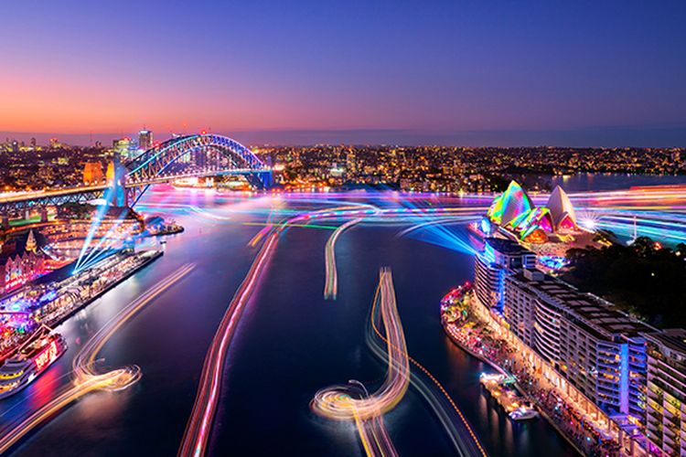Pemandangan kota Sydney yang terang dan berwarna-warni di malam hari. (Destination NSW)