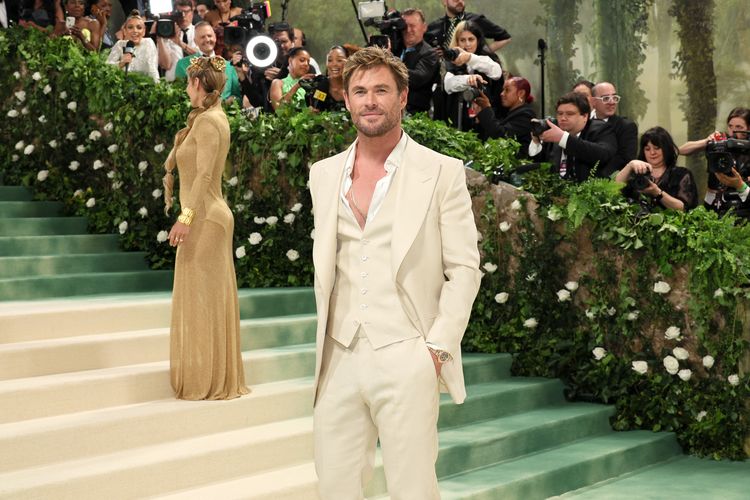 Aktor Chris Hemsworth ketika menghadiri karpet merah Met Gala 2024 di New York, AS, Senin (6/5/2024).