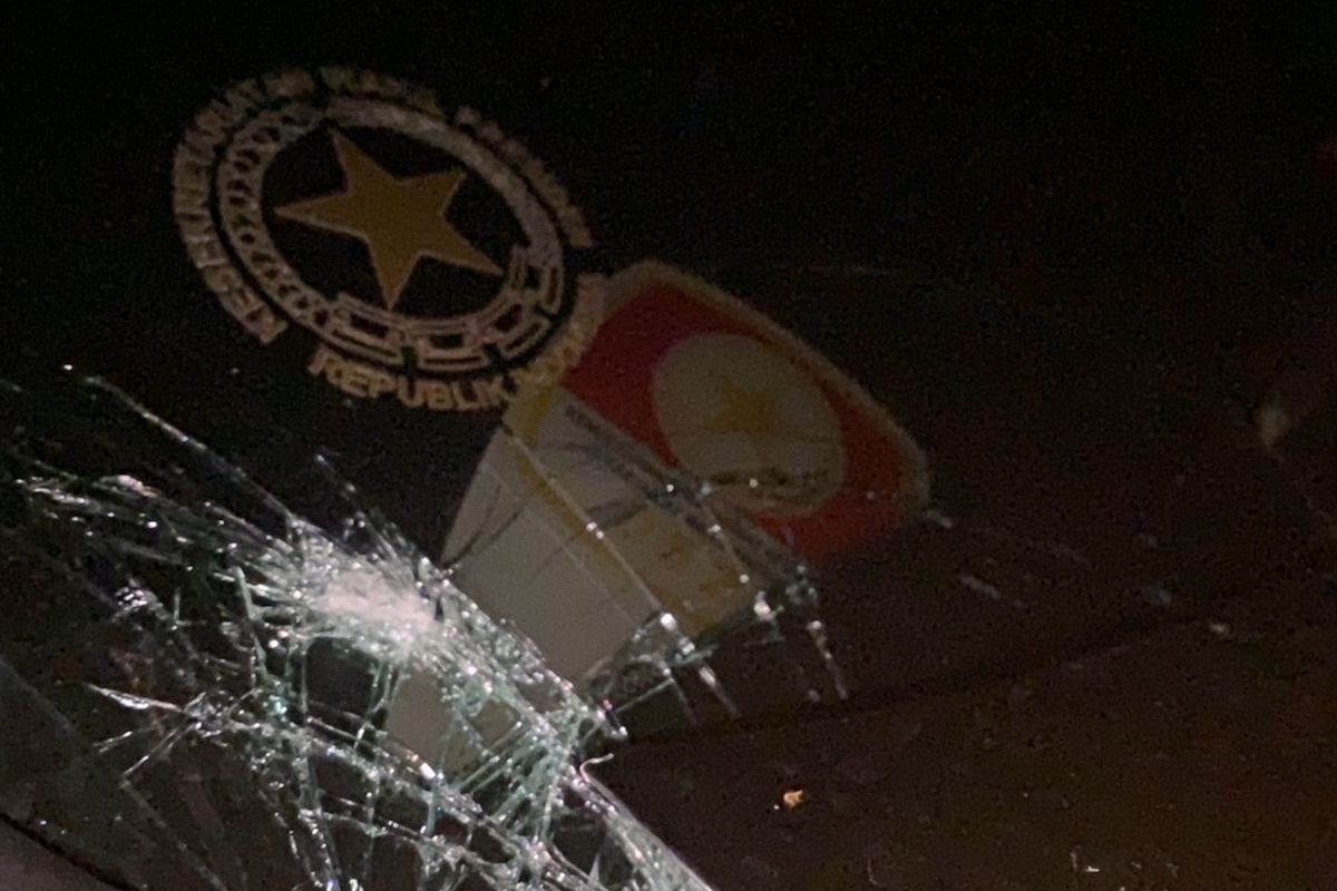 Kondisi kendaraan roda empat Toyota Land Cruiser Prado alami kerusakan pada bagian depan area bumper, serta kaca delan pada sisi kiri dan penutup mesin yang juga alami keruskan ringan.