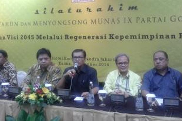 Sejumlah politisi Partai Golkar menggelar konferensi pers di Hotel Kartika Chandra, Jakarta Selatan, Kamis (30/10/2014). Sejumlah politisi Golkar mendesak adanya regenerasi kepemimpinan dalam struktur internal partai.