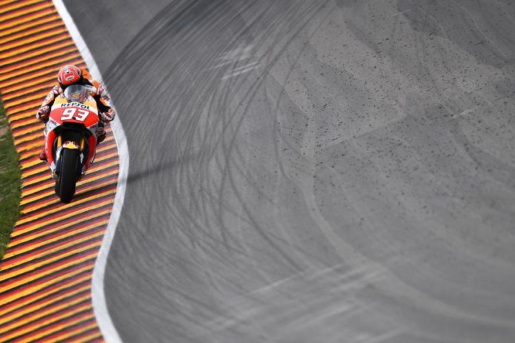 Pebalap Repsol Honda Team asal Spanyol, Marc Marquez, memacu motornya pada sesi latihan bebas ketiga GP Jerman di Sachsenring, Sabtu (1/7/2017).