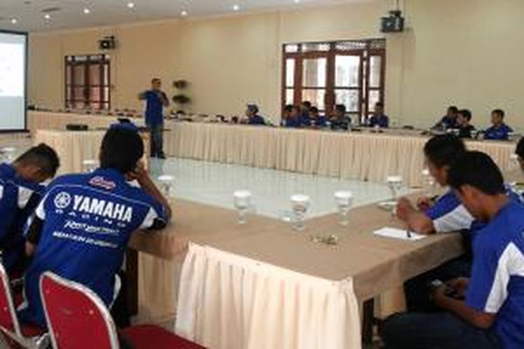Edukasi cara menghadapi media dalam gathering Yamaha Racing Team Indonesia.