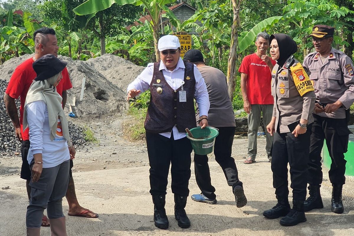 Bupati Gunungkidul Endah Subekti Kuntariningsih (baju putih) saat 'kepyan' gotong royong di Padukuhan Purwosari, Kalurahan Baleharjo, Wonosari, Rabu (19/11/2025).
