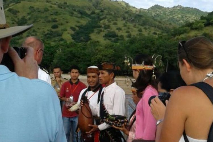 Ritual Kepok menyambut kedatangan turis kapal pesiar MV Black Watch yang berlabuh di Pulau Komodo, Manggarai Barat, Nusa Tenggara Timur, Senin 913/3/2017). 