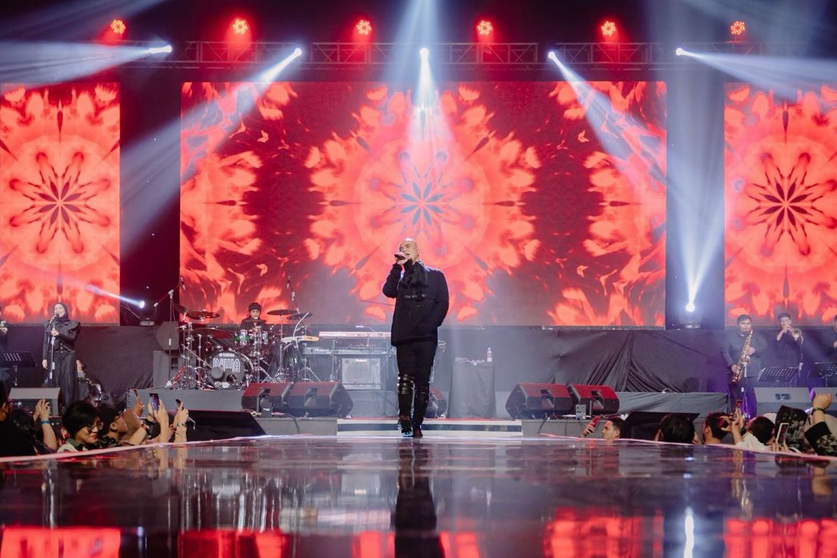 Grup band Dewa 19 dengan vokalisnya, Ahmad Dhani.